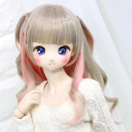 DOLLCE Sweet Tricker wig in Flax Beige × Deep Crimson